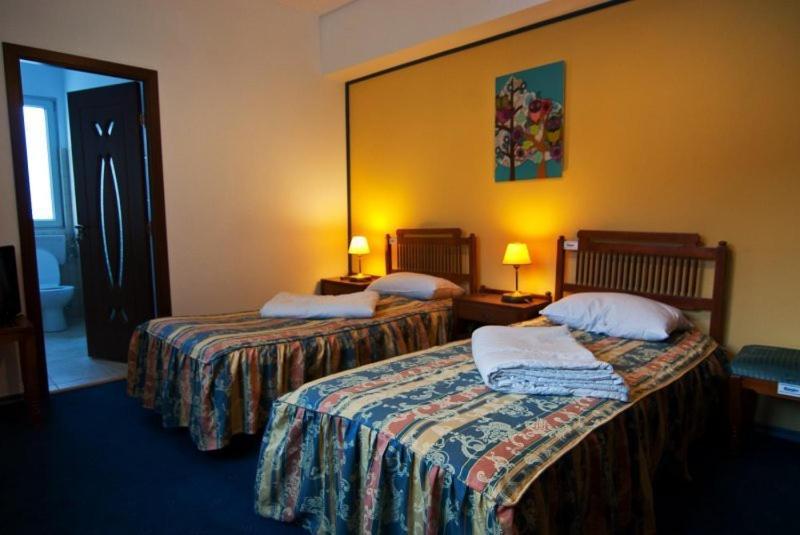 Hotel Astra Brasov Bagian luar foto