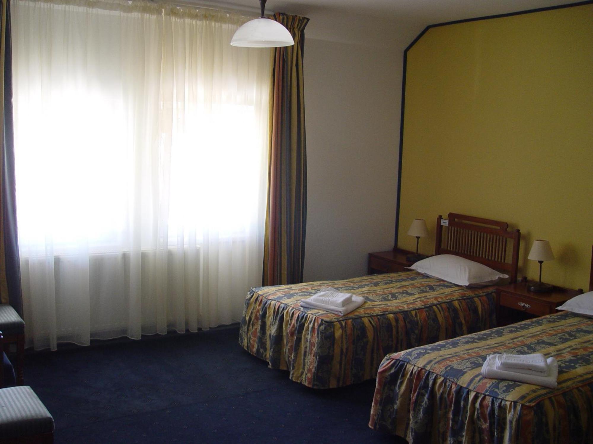 Hotel Astra Brasov Bagian luar foto