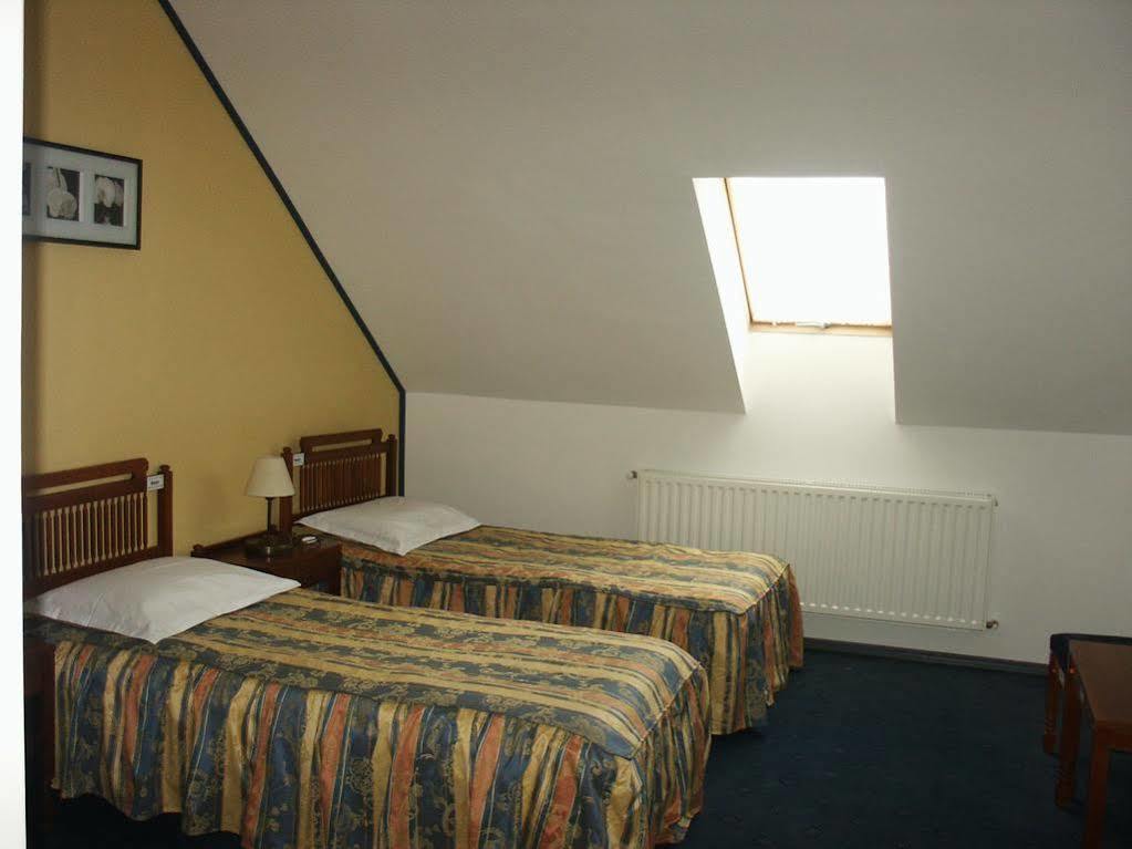 Hotel Astra Brasov Bagian luar foto